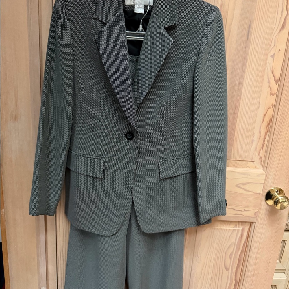 NWT Jones NY Gray Suit 4P/6P